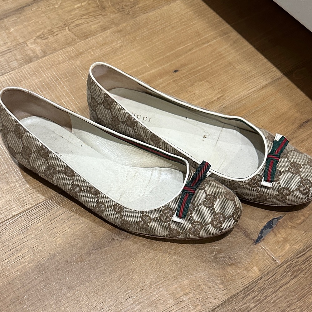 Gucci Women's Tan and Brown Ballet Flats with Red and Green BowAccents - Picture 2 of 11